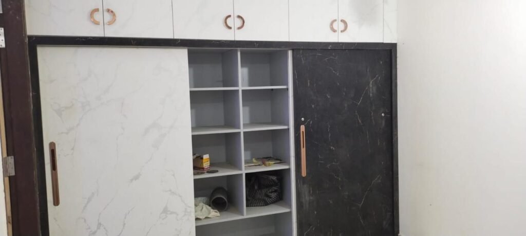 Sliding wardrobe in white and black marble finish